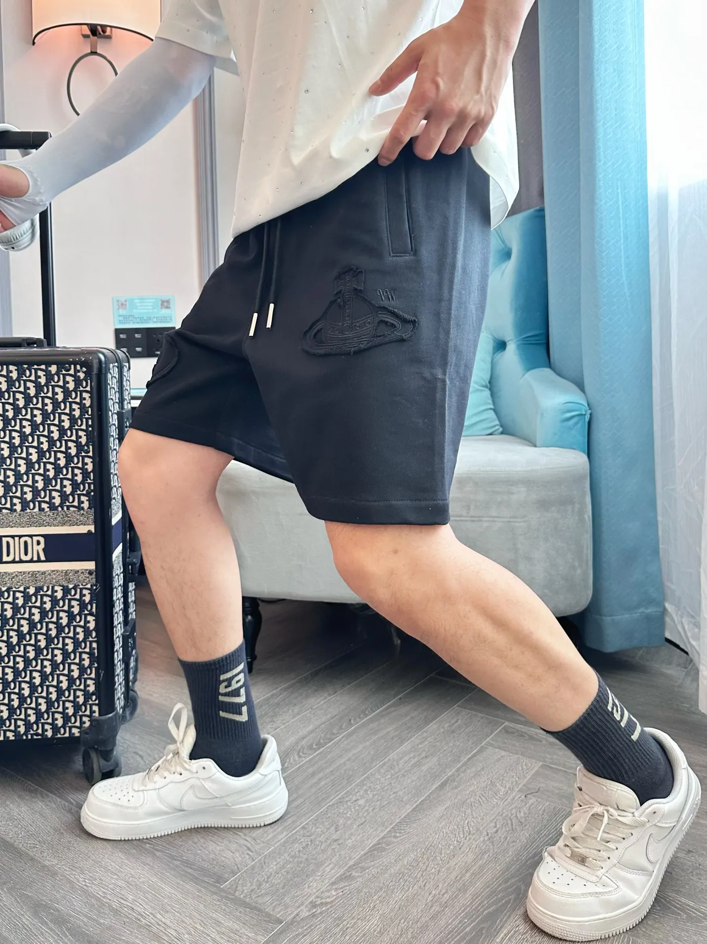 The Queen Mother's three-standard complete 2026 summer New Arrival men's casual shorts, advanced custom-made fabric Breathable fabric, Breathable elasticity and comfort, impeccable details, top-grade accessories, original logo design concept, delicate and soft feel! The upper body fit is awesome! Size: M-XXXL Please state your height and weight when ordering